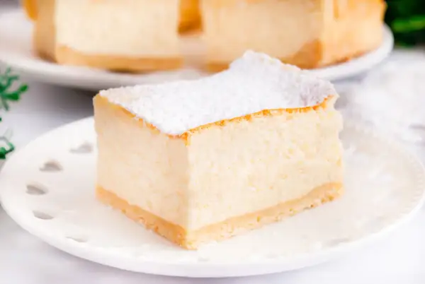 Puszysty sernik z mascarpone, posypany cukrem pudrem, idealny na każdą okazję. Ten przepis na wspaniały sernik z dodatkiem mascarpone zachwyci każdego.