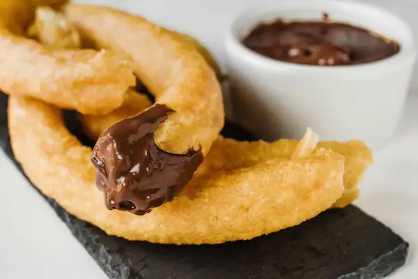 Churros z gorącą czekoladą, idealne na deser. Ten przepis na churros zachwyci każdego!