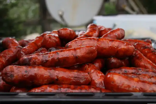 Kiełbasa na grilla: rodzaje i wskazówki dotyczące przyrządzania